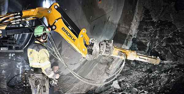Hydraulic Breakers in Rock Clearance for Tunnel Construction 1 hydraulic breakers in rock clearance for tunnel construction